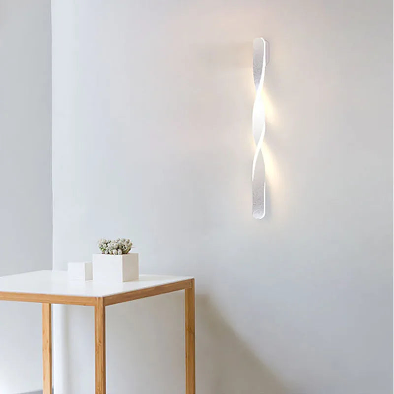 CurveLux - Modern LED Wall Lamp in Curved Design Dimmable Lighting