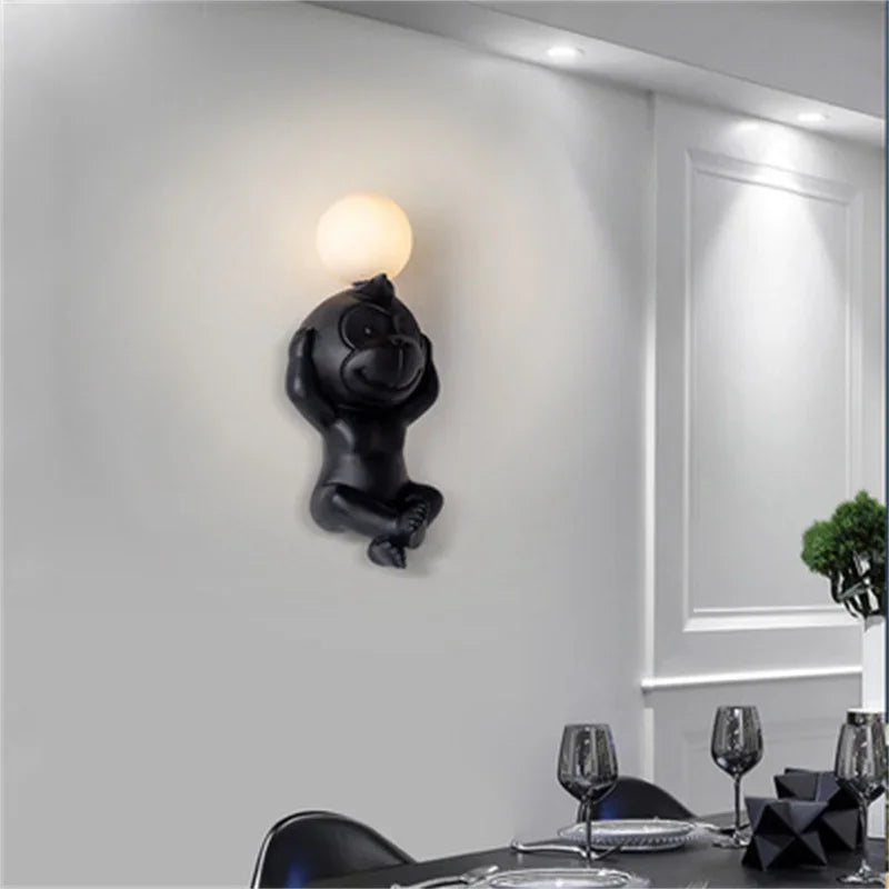 PlayfulGlow - Grappige Aap Wandlamp met Melkglas – Decoratieve LED Lamp