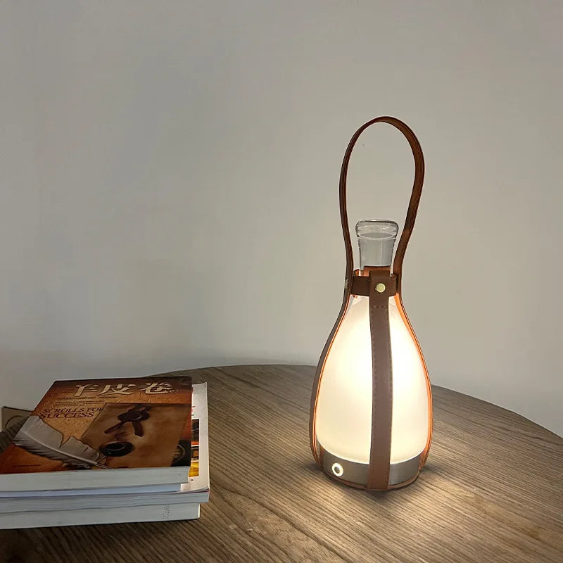 LumeCarry – Lampada a bottiglia LED portatile con manico in pelle