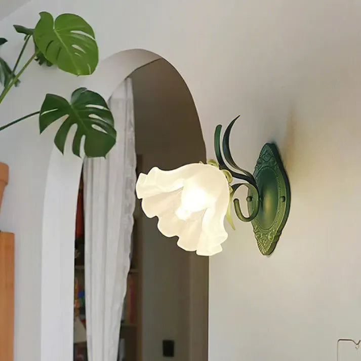 LilyGlow – Candeeiro de Parede com Design Floral