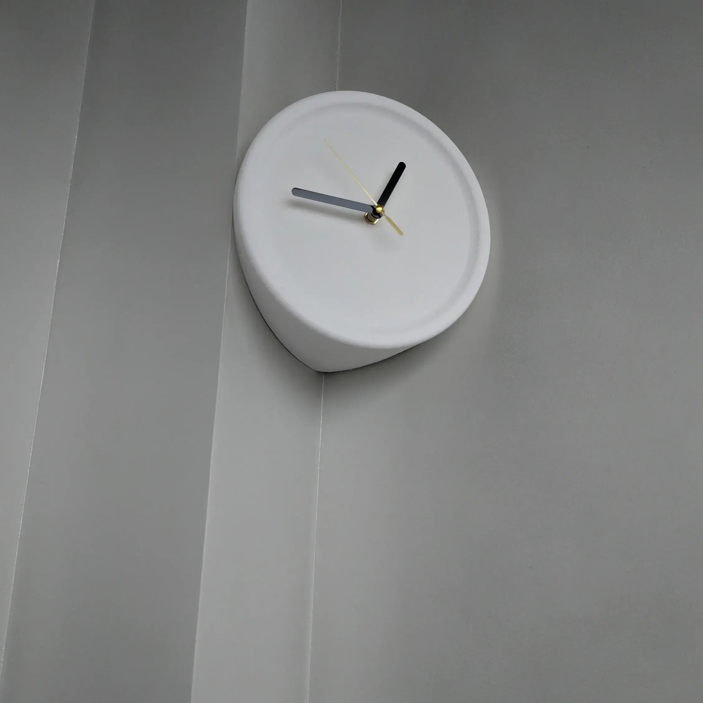 SilentCorner - Silent Wall Clock without Drilling for Corners in the House