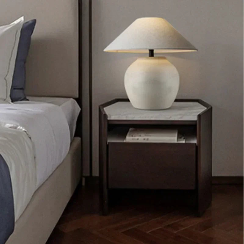 LumeVase – Candeeiro de Mesa em Cerâmica com Design Minimalista