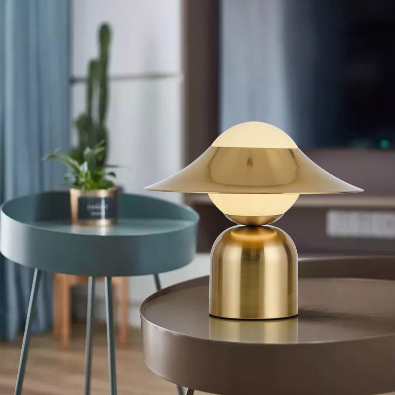 LuxeLume - Lámpara de mesa dorada con iluminación LED
