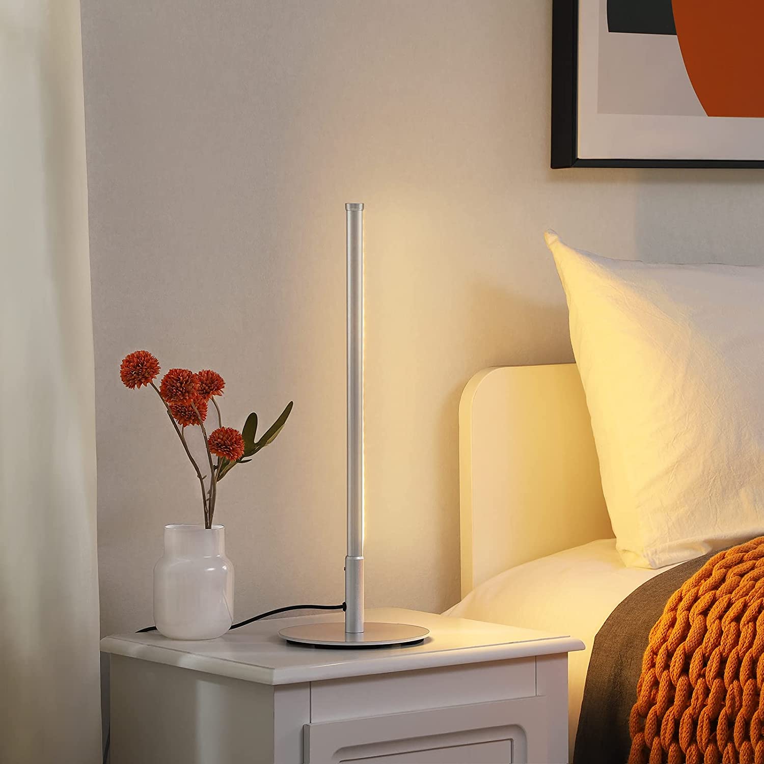 Lampada da tavolo dorata con design minimalista