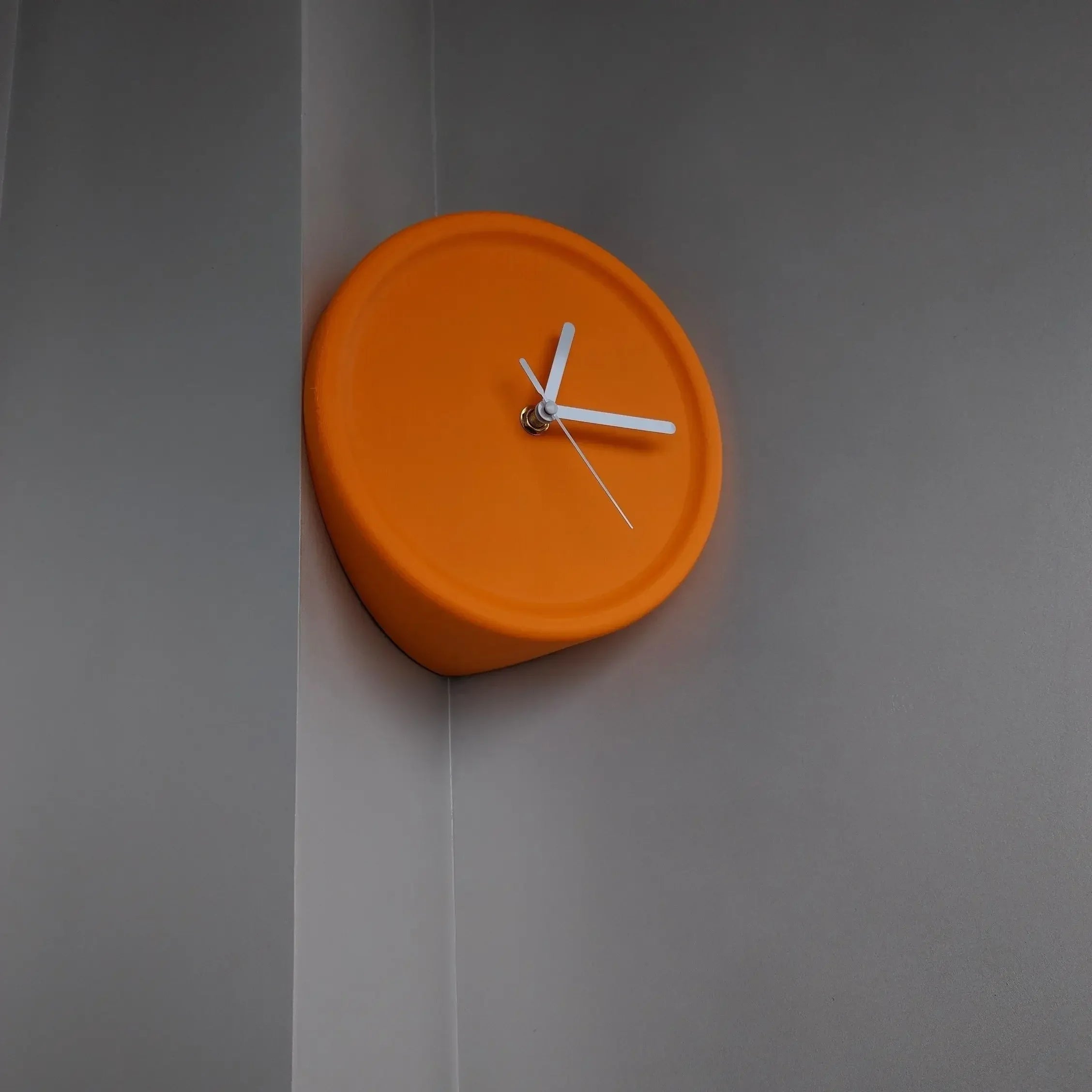 SilentCorner - Silent Wall Clock without Drilling for Corners in the House