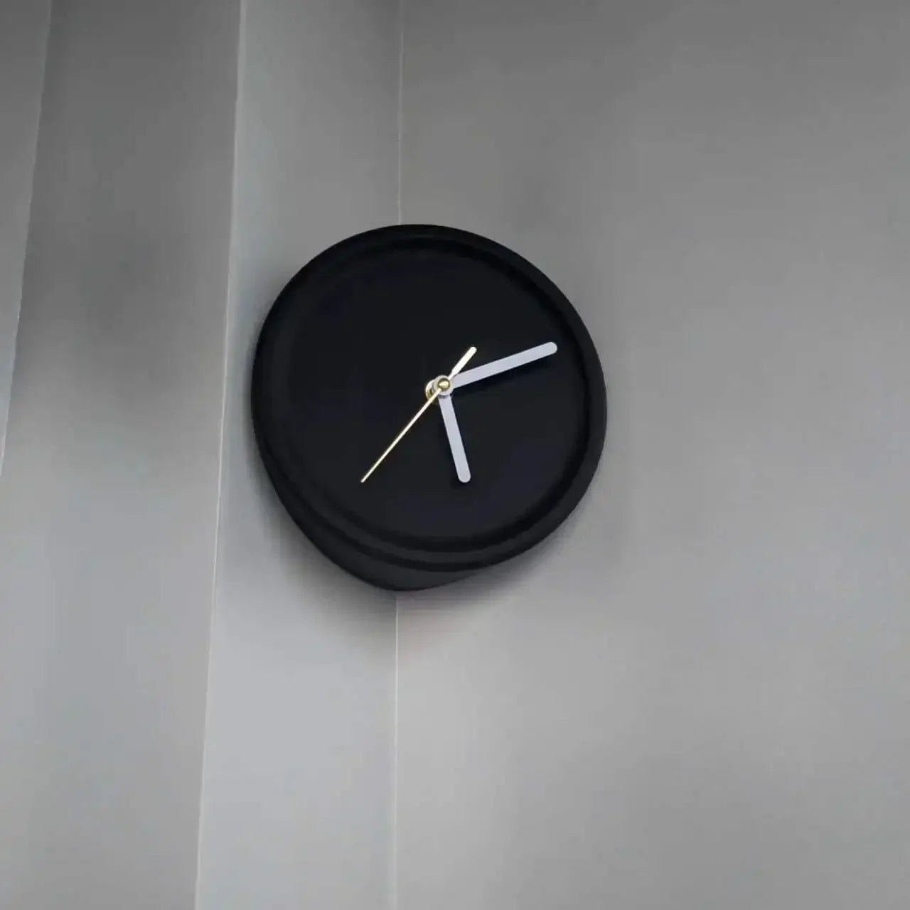 SilentCorner - Silent Wall Clock without Drilling for Corners in the House