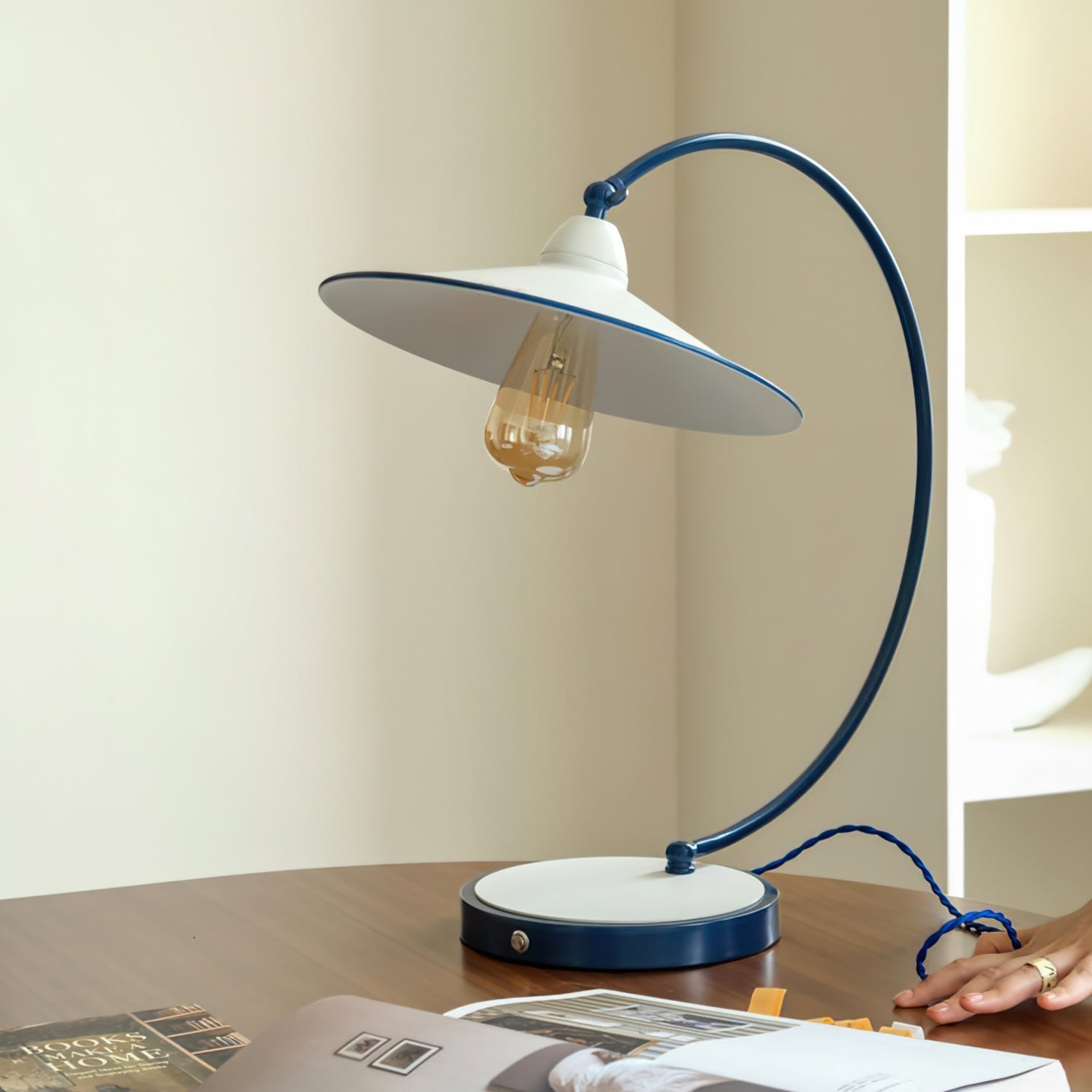 SwanGlow - Candeeiro de Mesa de Design Azul com Acabamento Elegante