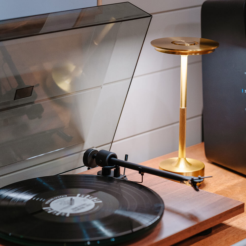 MetalSense - Candeeiro de Mesa Metálico Sem Fios