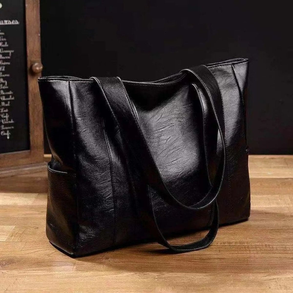 VINTARIS – Elegant leather shoulder bag with retro touch and smooth surface - Image 3