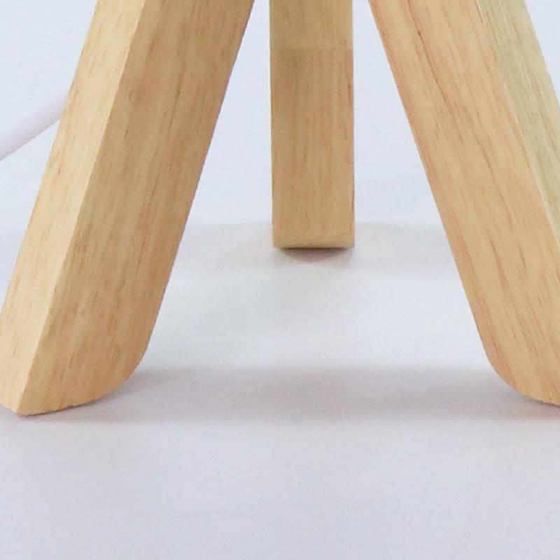 Lampada da tavolo H in legno con treppiede e paralume in lino LED