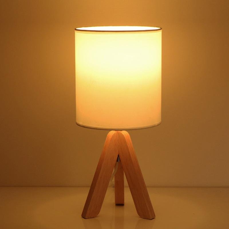 Lampada da tavolo H in legno con treppiede e paralume in lino LED