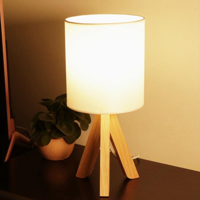 Lampada da tavolo H in legno con treppiede e paralume in lino LED