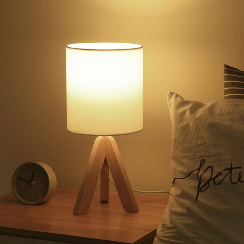 Lampada da tavolo H in legno con treppiede e paralume in lino LED
