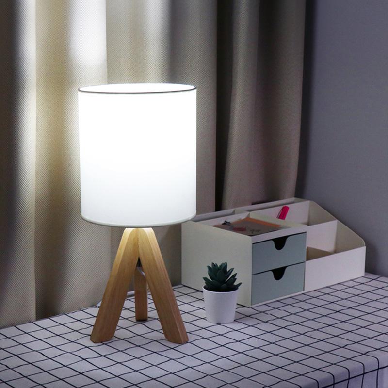 Lampada da tavolo H in legno con treppiede e paralume in lino LED