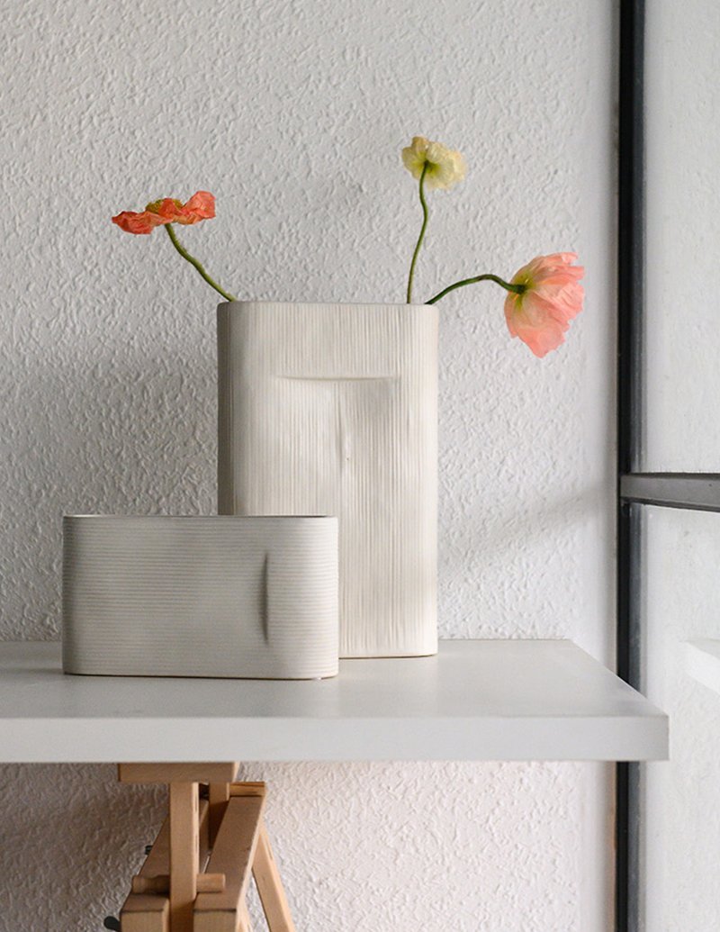 Vasi da fiori in ceramica ovale bianchi a righe, 2 pezzi
