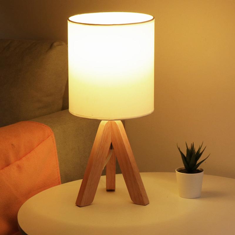 Lampada da tavolo H in legno con treppiede e paralume in lino LED