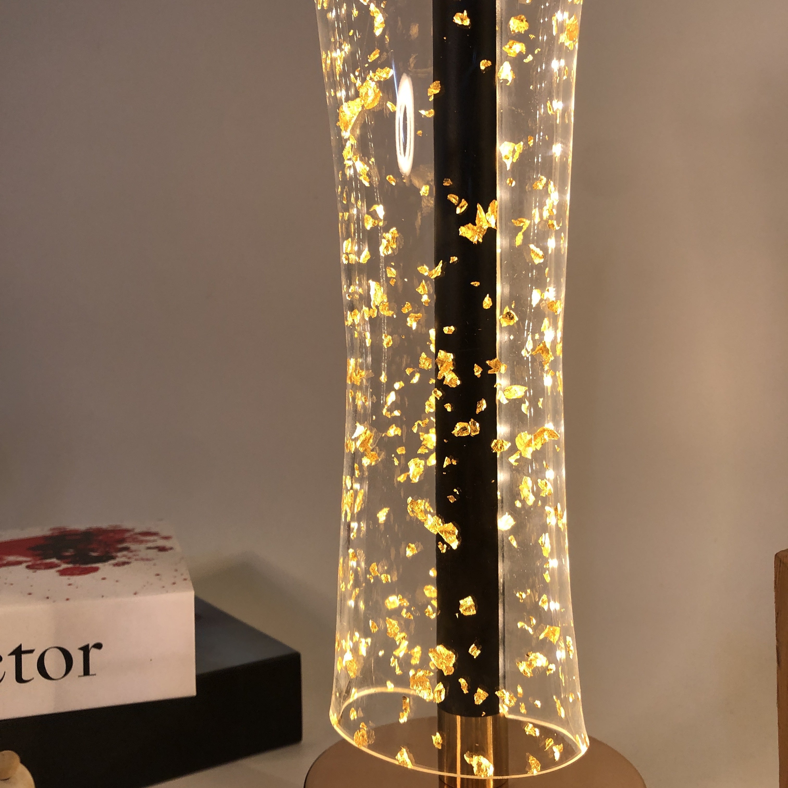 LumiAcryl - Lampada da tavolo moderna in acrilico con foglia d'oro e illuminazione dimmerabile a 3 colori, alimentata via USB