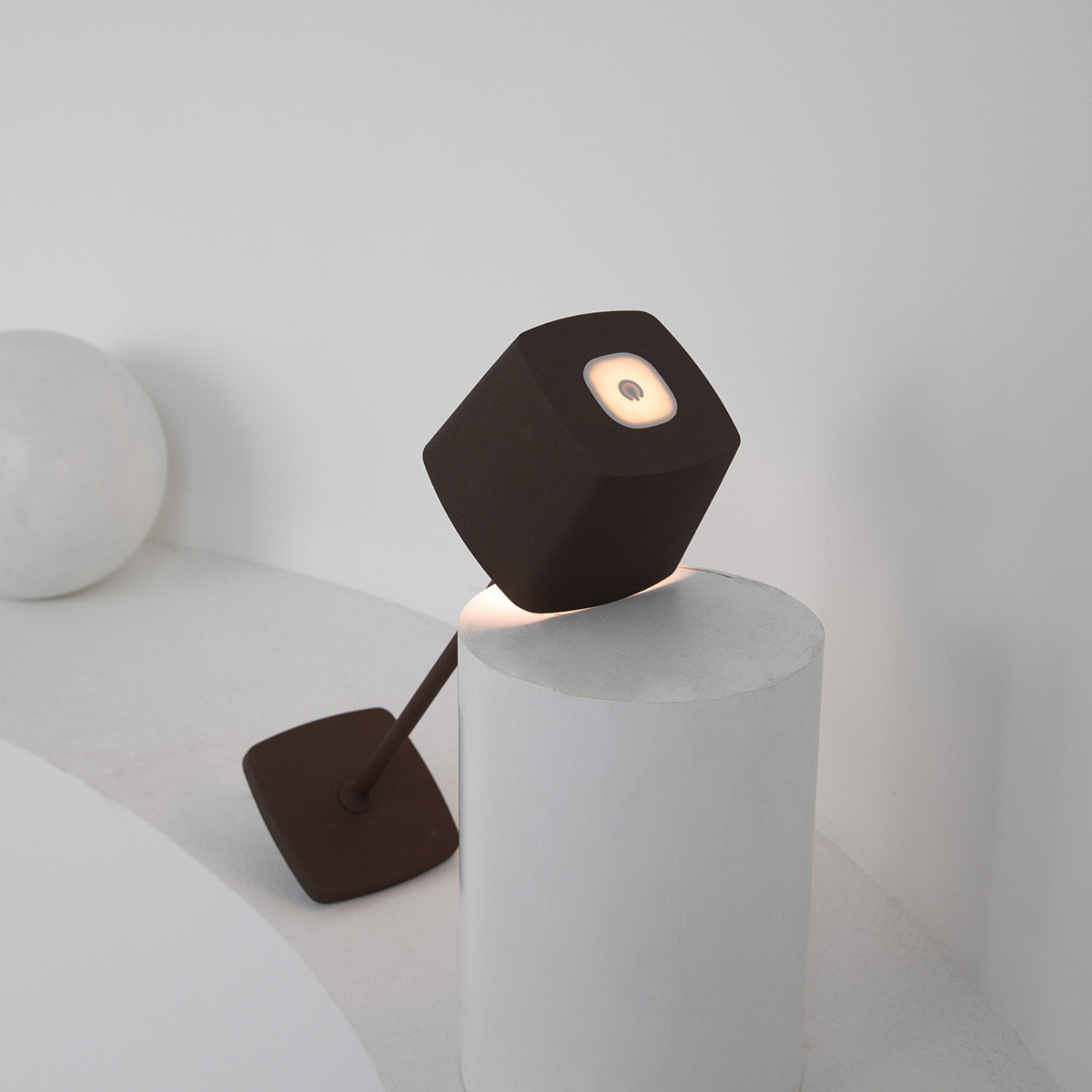 Lampada da tavolo portatile con illuminazione flessibile