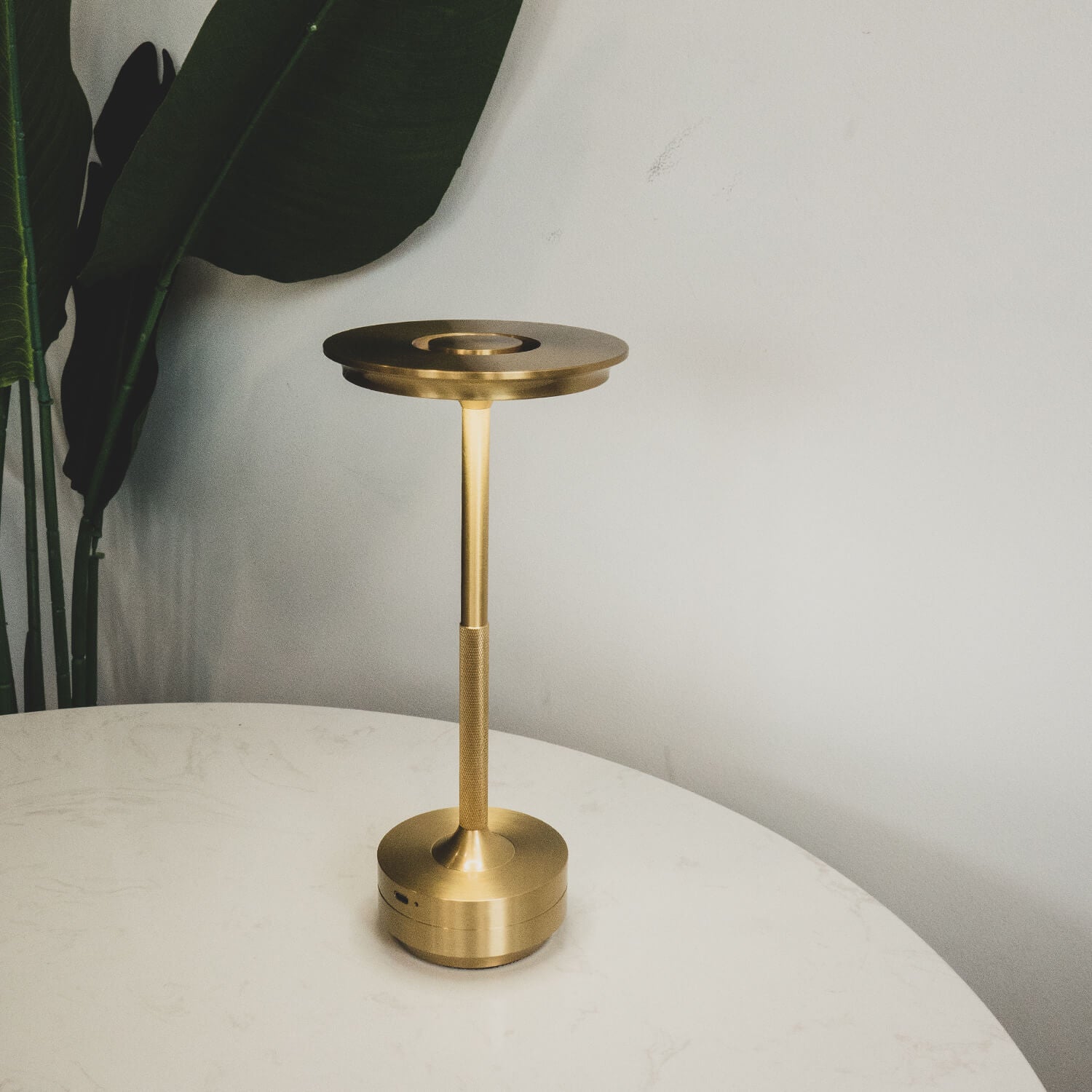 MetalSense - Candeeiro de Mesa Metálico Sem Fios