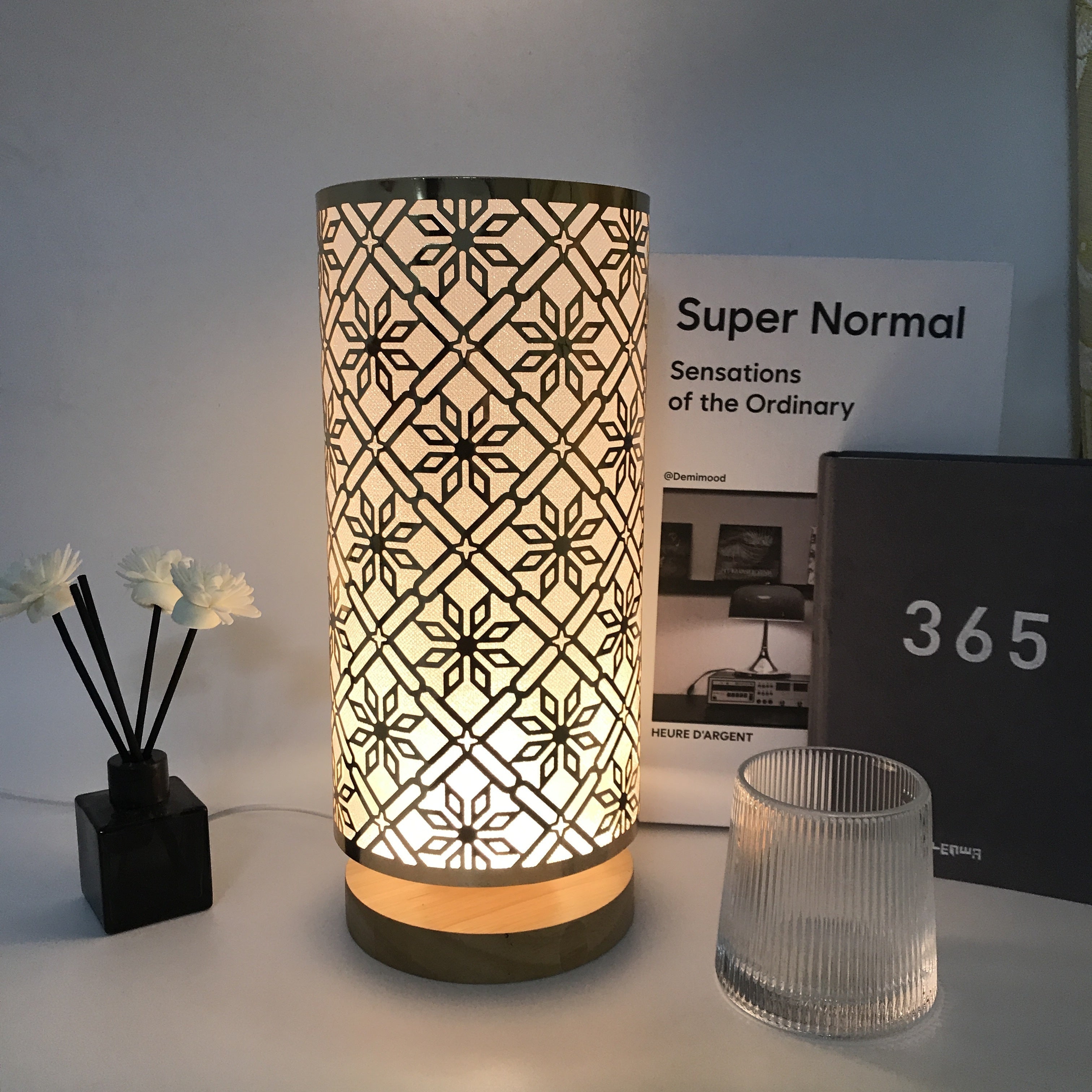 LumiPattern - Modern USB-Powered Table Lamp, Adjustable Brightness, Metal Frame and Plasticized Shade