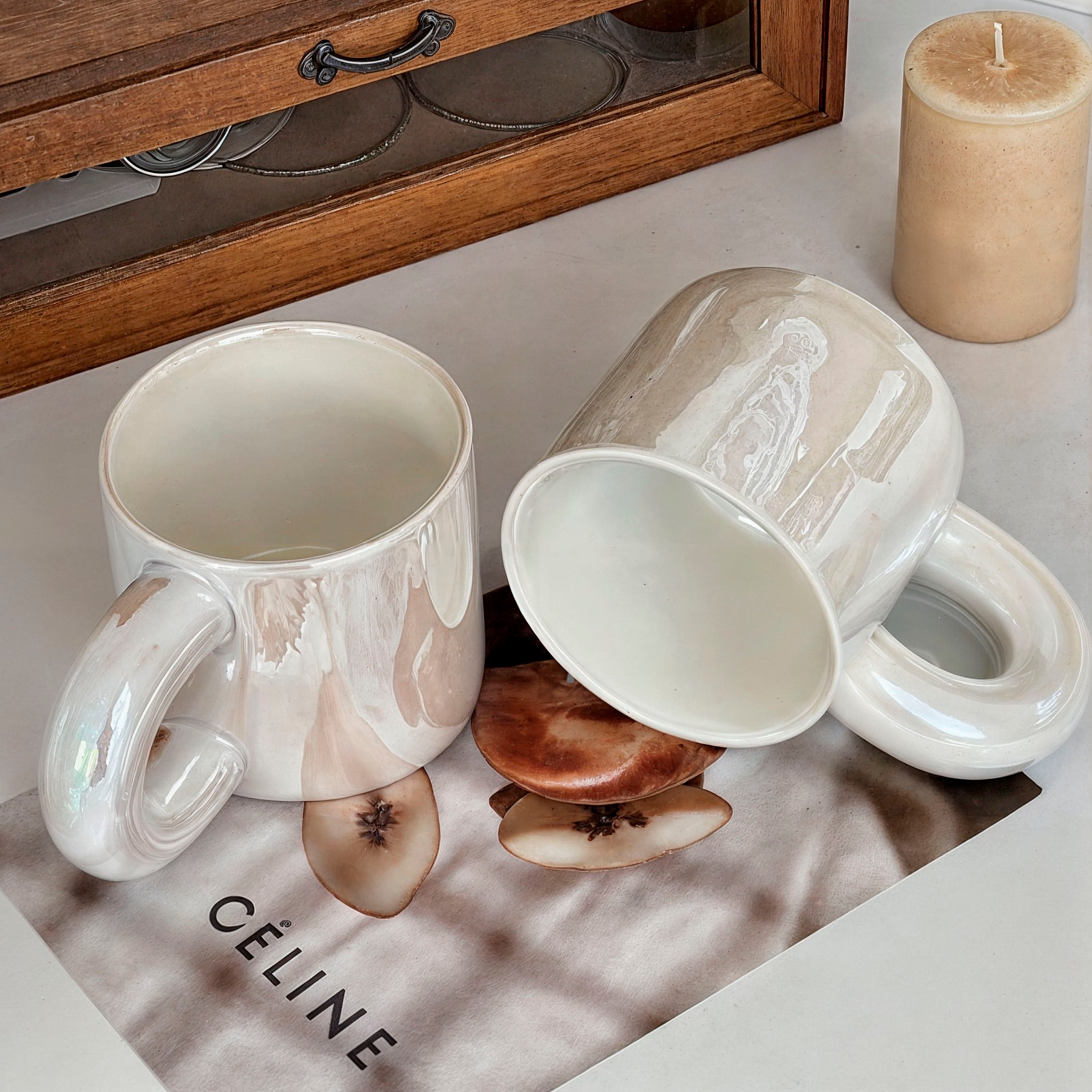 Caneca minimalista iridescente