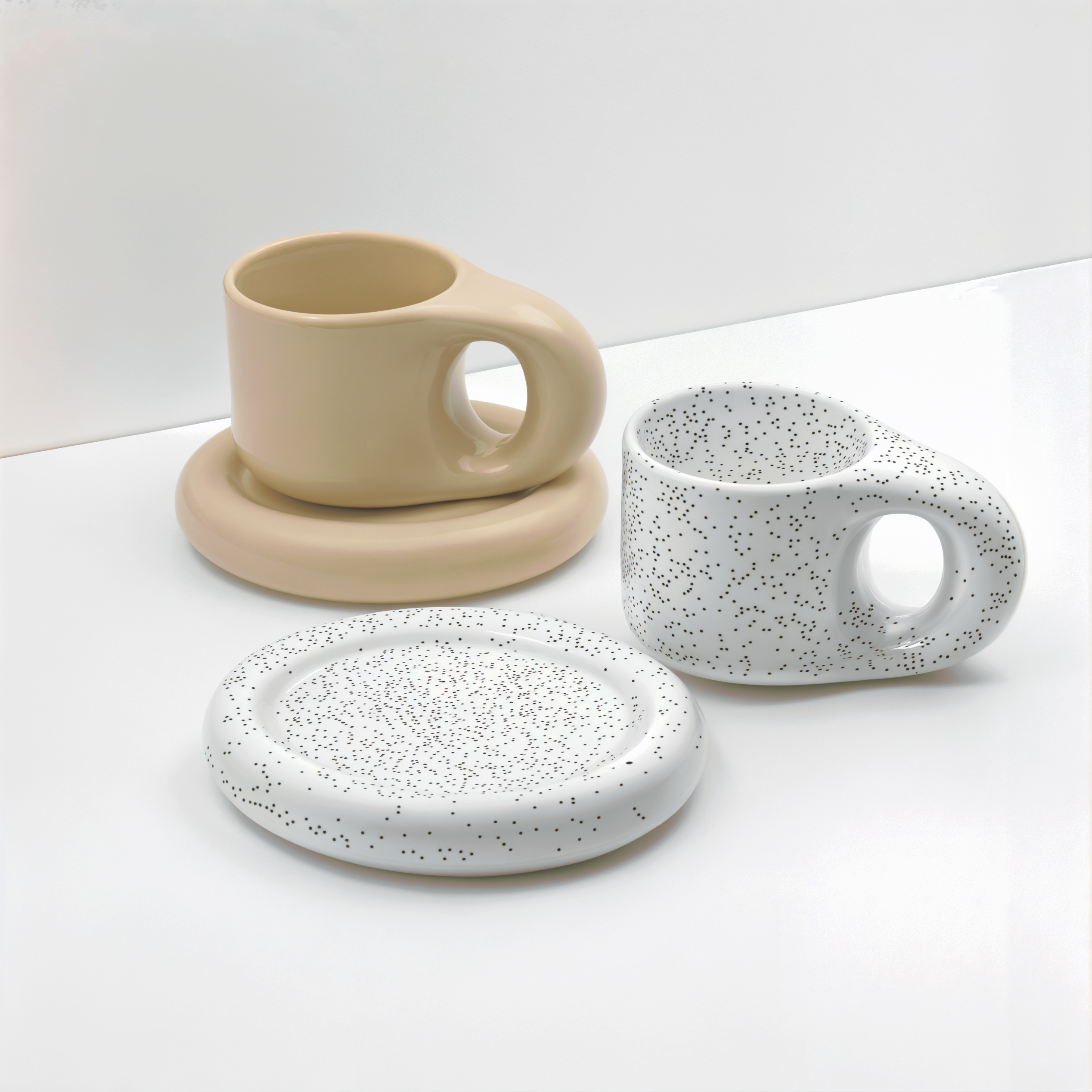 Conjunto minimalista de chávena e pires em porcelana