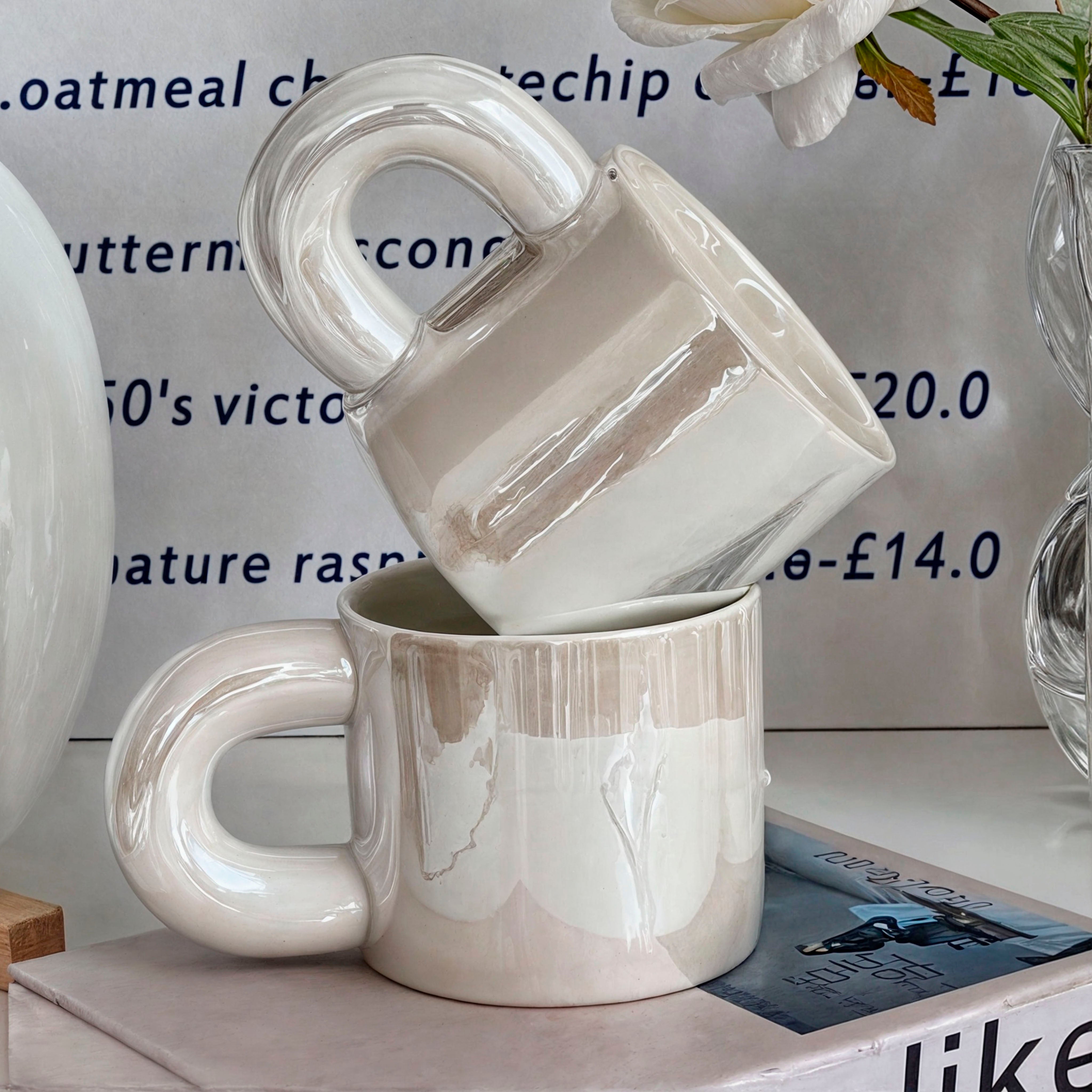 Caneca minimalista iridescente