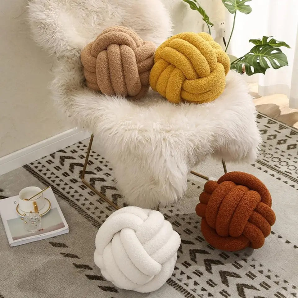 Il cuscino bouclé marrone nocciola: Cuscino di lusso in lana bouclé marrone