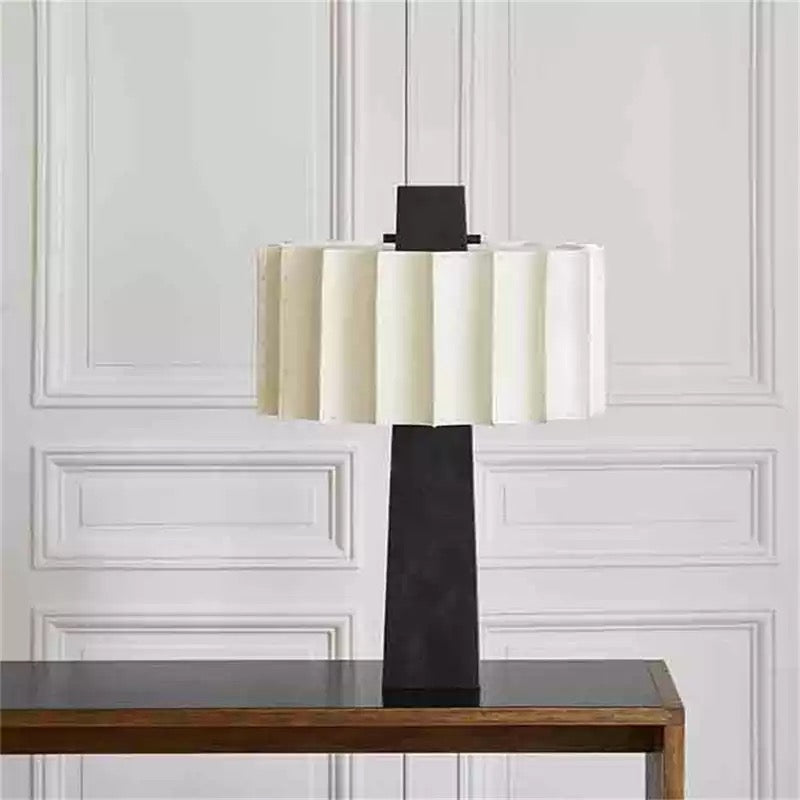 Ines Lampada da Tavolo Minimalista - Linee Sobrie e Stile Senza Tempo