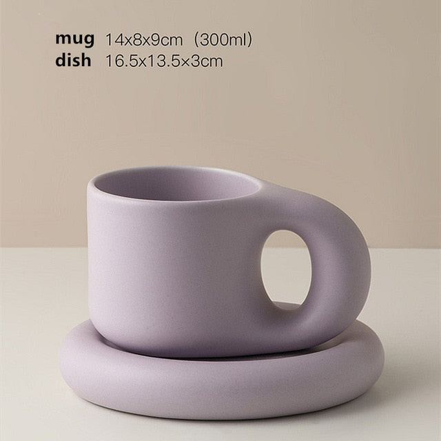 Conjunto minimalista de chávena e pires em porcelana