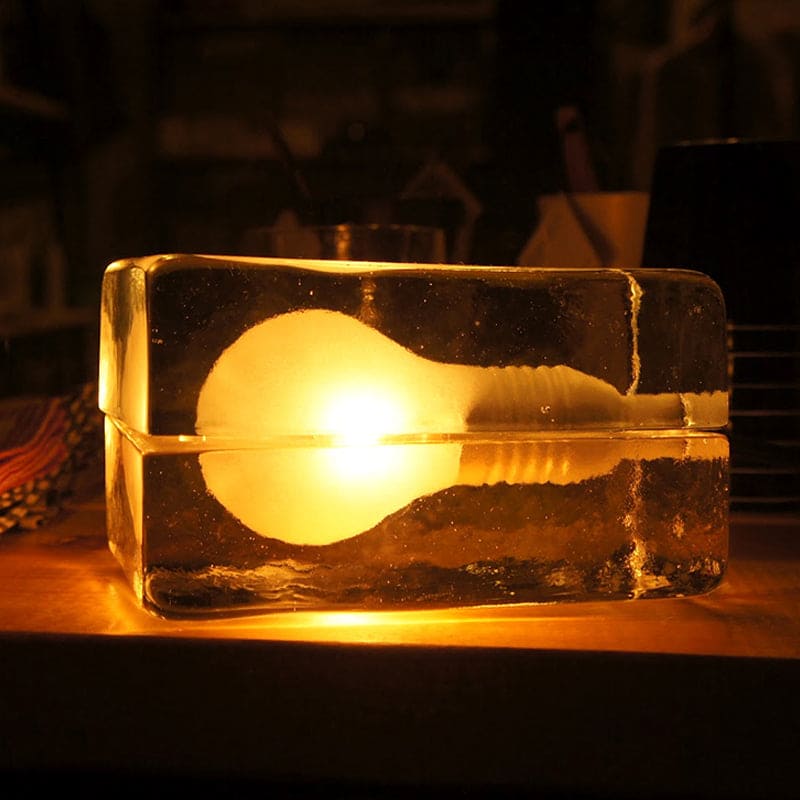 BrightCube - Aggiungi un tocco elegante e moderno con la lampada da tavolo BrightCube