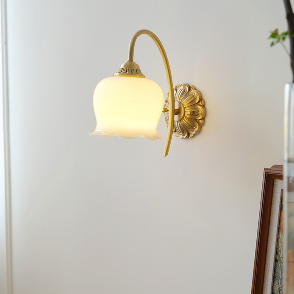 Elegante lampada da parete in vetro e rame