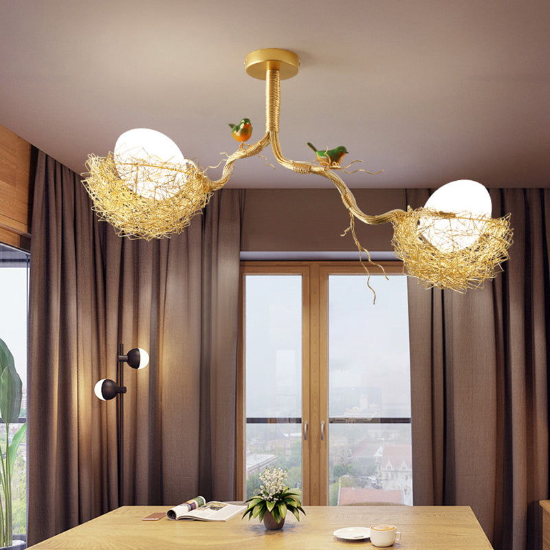 Lampadario dorato con globo in vetro bianco latte e uccelli