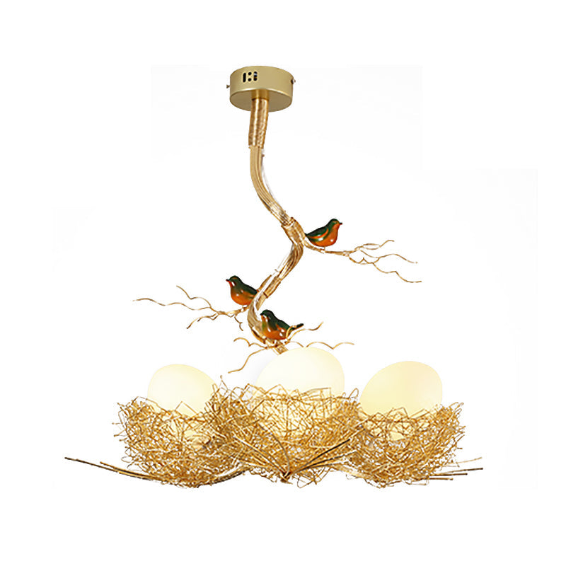 Lampadario dorato con globo in vetro bianco latte e uccelli