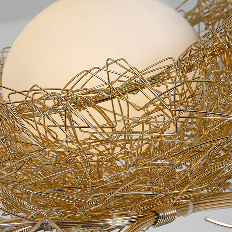 Lampadario dorato con globo in vetro bianco latte e uccelli