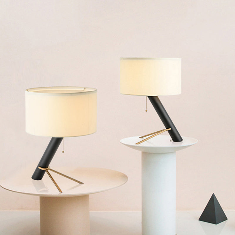 Lámpara de mesa minimalista con trípode - Lámpara metálica negra con pantalla redonda de tela