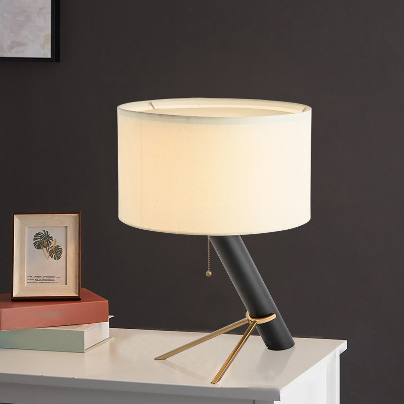 Lámpara de mesa minimalista con trípode - Lámpara metálica negra con pantalla redonda de tela