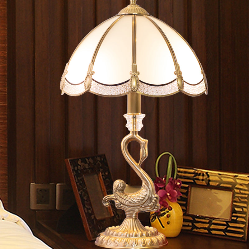 Lampada da tavolo a cupola classica - Lampada da notte in ottone con decorazione a uccelli e paralume in vetro bianco