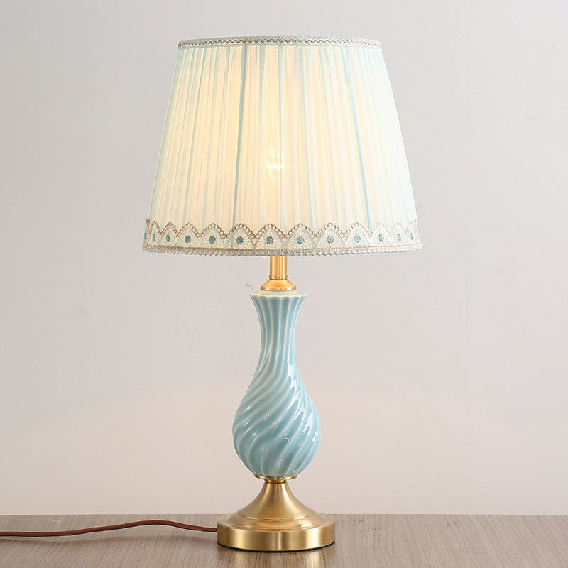 Lampada da Comodino Vaso Blu - Lampada da Tavolo Moderna in Ceramica con Paralume in Tessuto Pieghettato