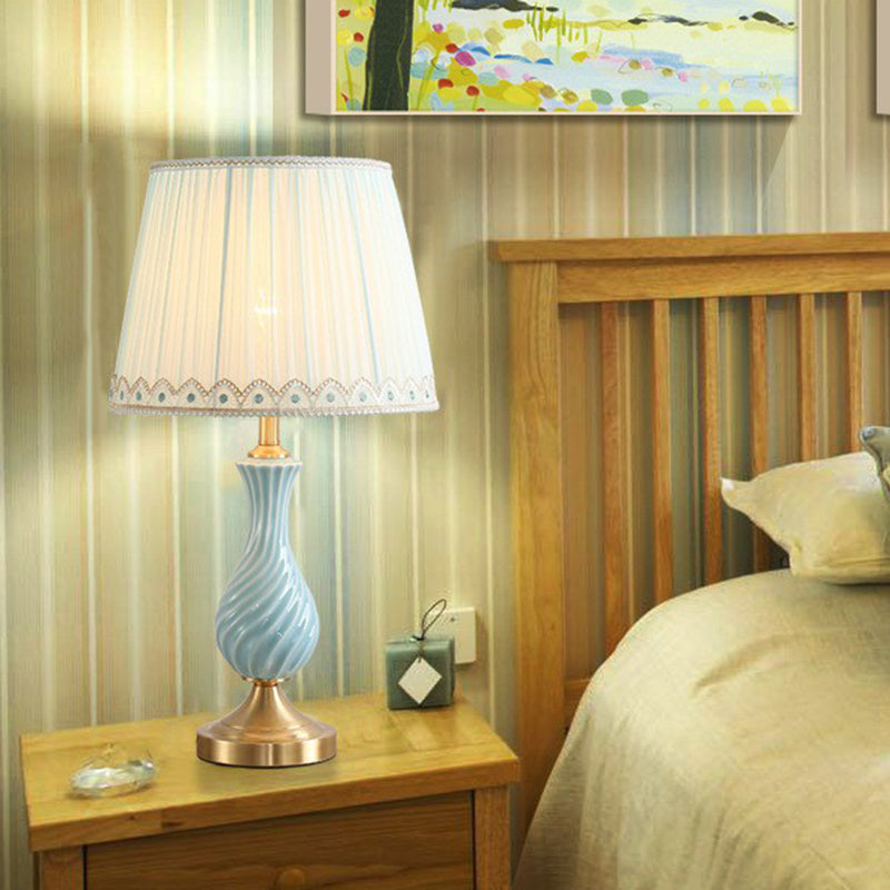 Lampada da Comodino Vaso Blu - Lampada da Tavolo Moderna in Ceramica con Paralume in Tessuto Pieghettato