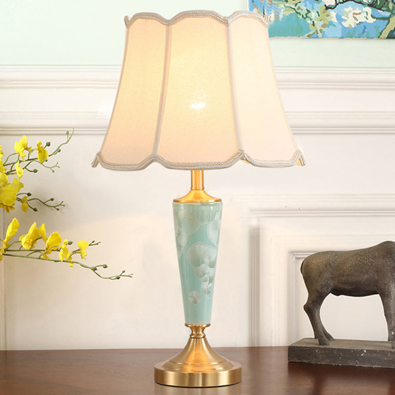 Lampada da tavolo classica blu con paralume in tessuto