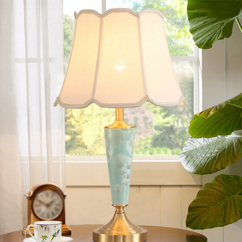 Lampada da tavolo classica blu con paralume in tessuto
