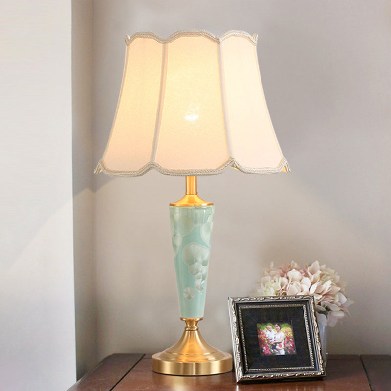 Lampada da tavolo classica blu con paralume in tessuto