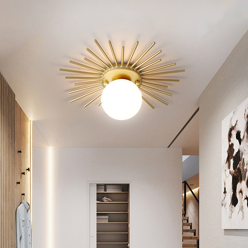 Lampada da soffitto sferica dorata con vetro satinato
