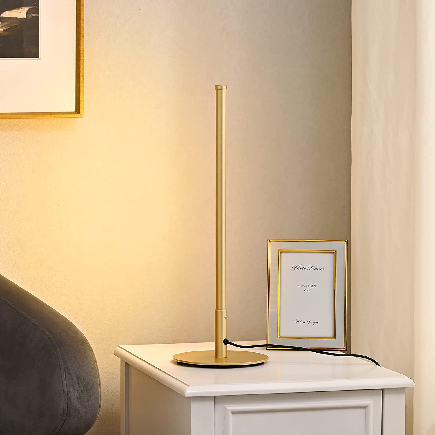 Lampada da tavolo dorata con design minimalista