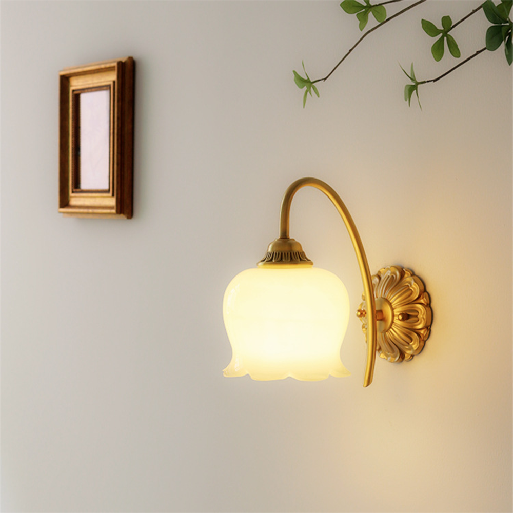 Elegante lampada da parete in vetro e rame