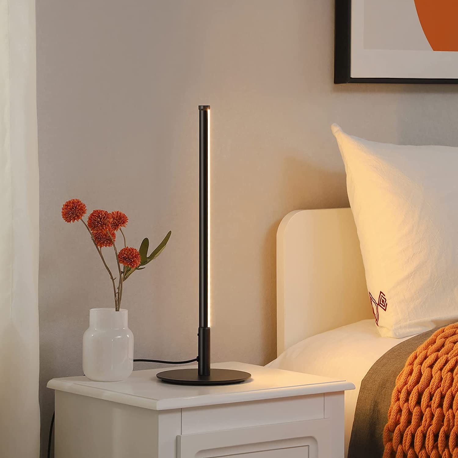 Lampada da tavolo dorata con design minimalista