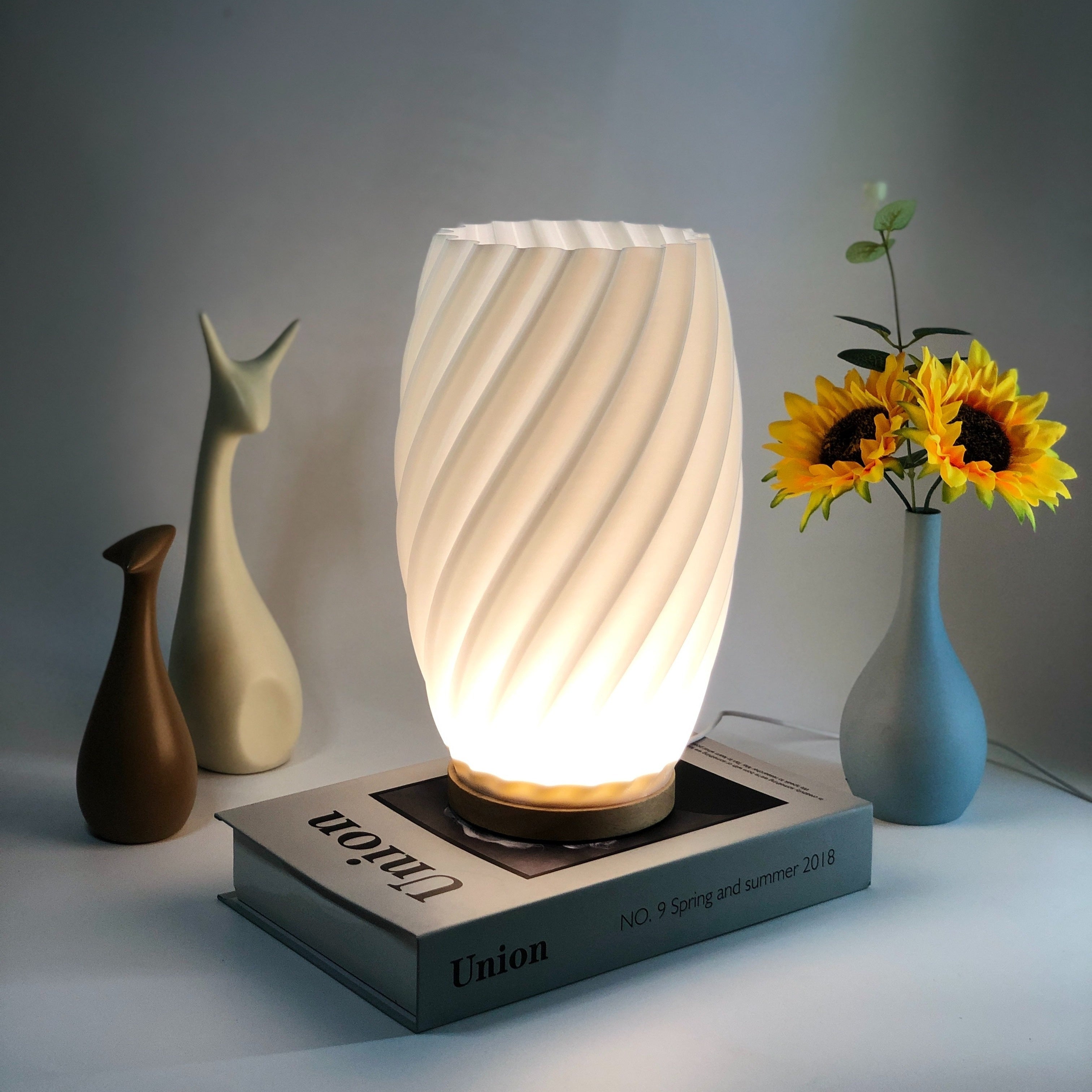 ModiLamp - Lámpara de mesa USB moderna con iluminación de 3 colores y diseño elegante