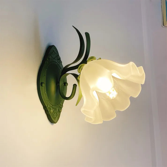 LilyGlow – Candeeiro de Parede com Design Floral