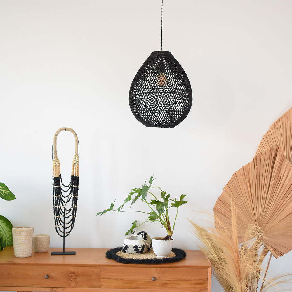 Lámpara colgante negra boho de ratán tejida a mano